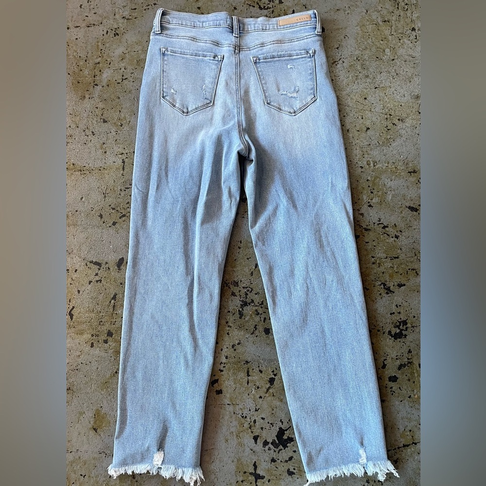 NWOT Cello Light Blue Distressed Women’s Mom Jeans Size 11 - Picture 7 of 7